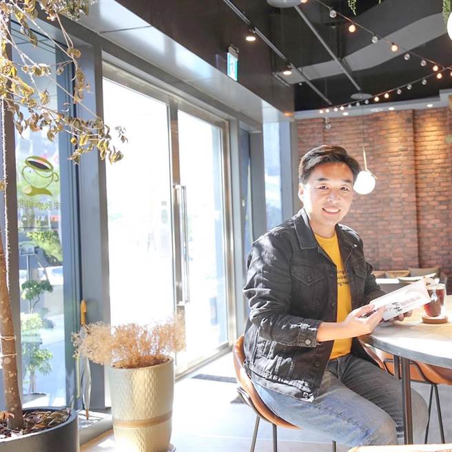 中央今宣布，即日起簡訊實聯制退場。國民黨高市黨部副主委曹桓榮今旋即在臉書發文狠酸，陳時中是「九天玄女唯一指定佛性指揮官」。（擷取自曹桓榮臉書）