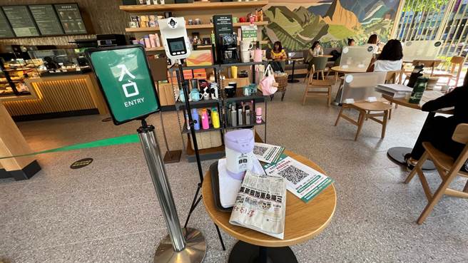 中央宣布即起取消實聯制，咖啡廳店員已配合將QRCode公告撤下。（擷取自曹桓榮臉書）