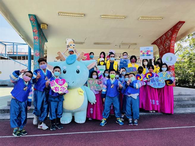 清景麟教育基金会带领志工团队抵达全校仅有15位学生的甲仙区宝隆国小展开国际交流活动，让学童体验异国文化，认识更宽广的世界。(清景麟教育基金会提供／林雅惠高雄传真)