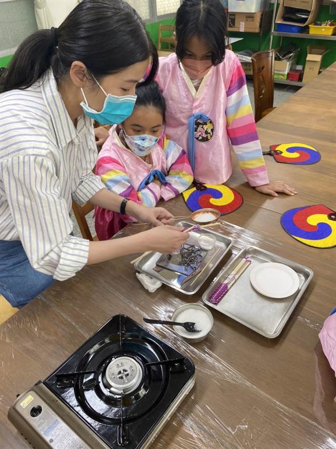 手作椪糖活动，让学生们大呼原来作椪糖不是那么容易。(清景麟教育基金会提供／林雅惠高雄传真)