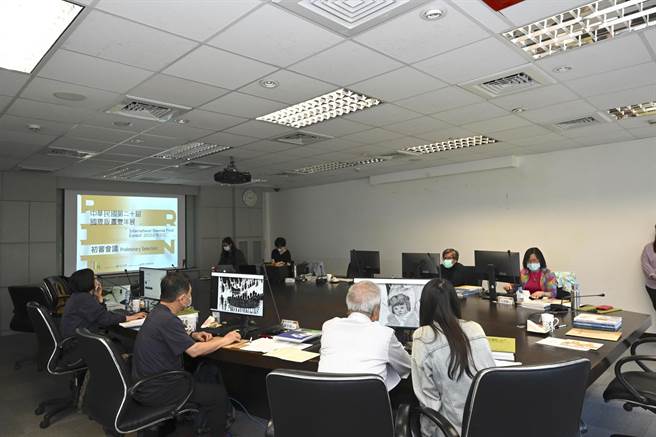 「第二十届国际版画双年展」初审会议现场。（国美馆提供／陈淑芬台中传真）