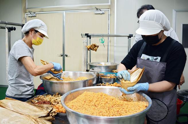 酱料业者结合商品入粽，盼抢搭端午商机。（林和生摄）