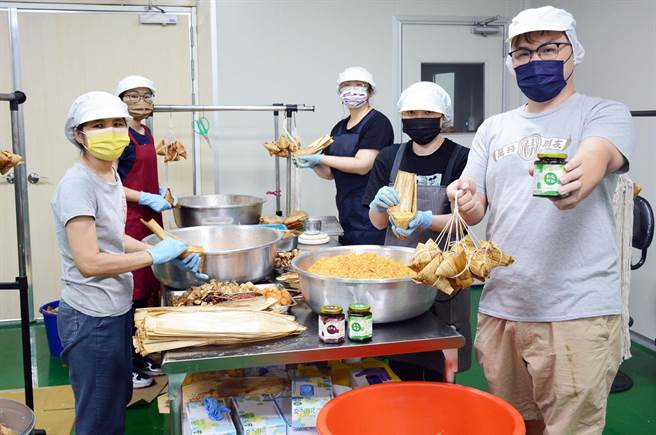 结合剥皮辣椒鸡与麻辣锅酱料，研发出新口味粽子，业者盼抢攻端午商机。（林和生摄）
