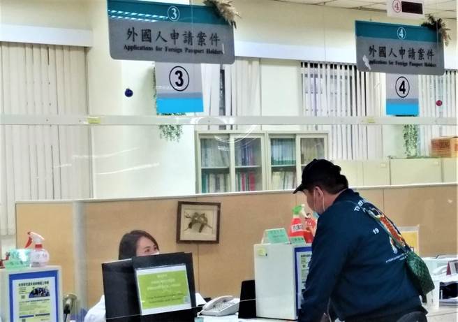 移民署长27日下午因身体不适就医。（本报资料照片）