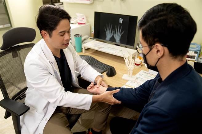 復健科医师侯钟堡表示，疫情期间居家办公导致「滑鼠手」患者增加，症状好发于电脑使用者，未积极治疗恐导致颈椎神经加速退化。（医师提供）