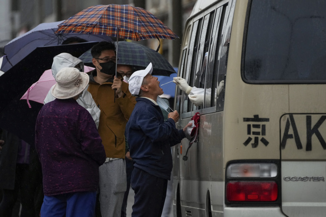 COVID-19篩檢數量銳減下，確診和死亡通報數量雙雙暴跌。(圖／美聯社)