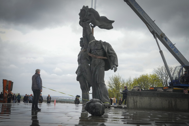 乌国首都基辅市府今天动手拆除市中心一座象徵俄乌邦谊的雕像。(图／美联社)