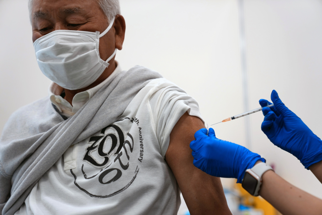 日本第4剂COVID-19疫苗施打对象限60岁以上长者或18岁以上具慢性病等基础疾病的患者。(图／美联社)