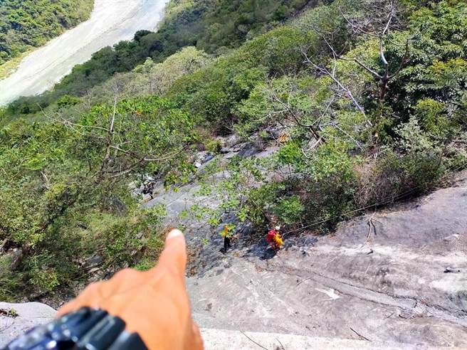 女骑士摔落山区边坡，警消即刻救援。(警方提供)