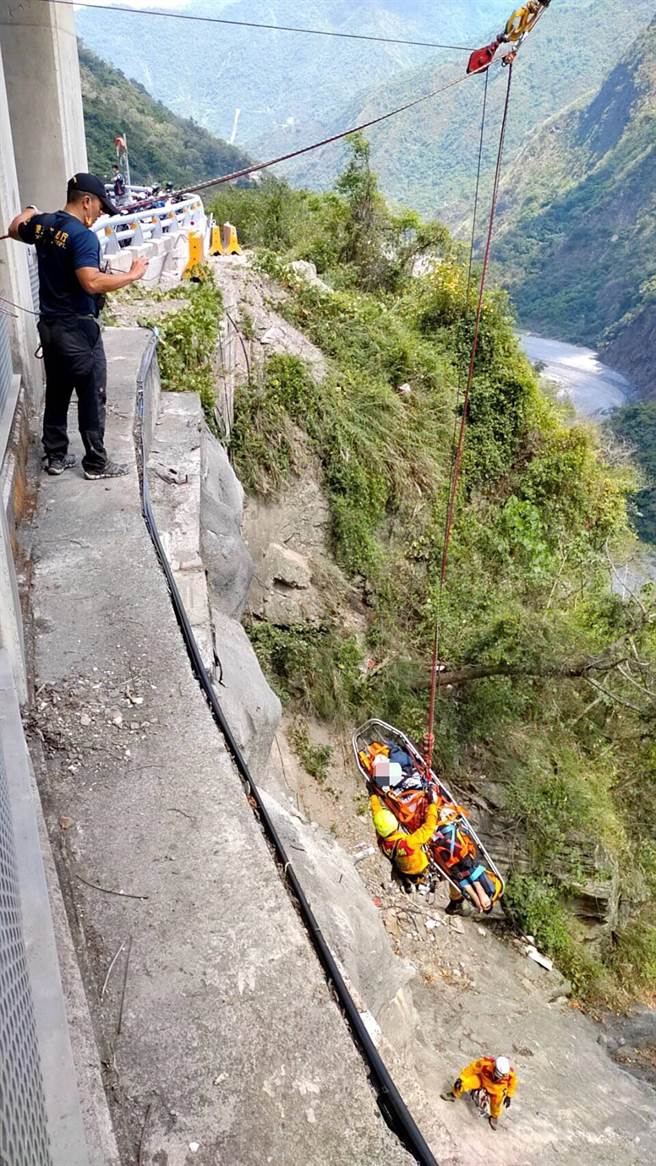 女骑士摔落山区边坡，警消即刻救援。(警方提供)