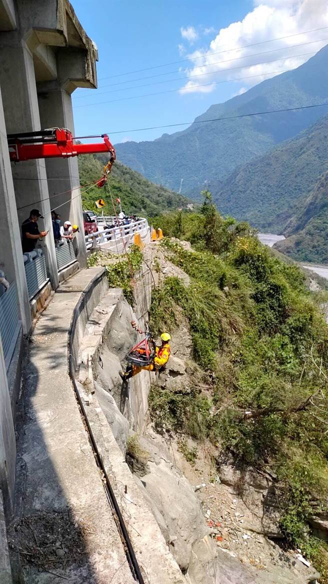 女骑士摔落山区边坡，警消即刻救援。(警方提供)
