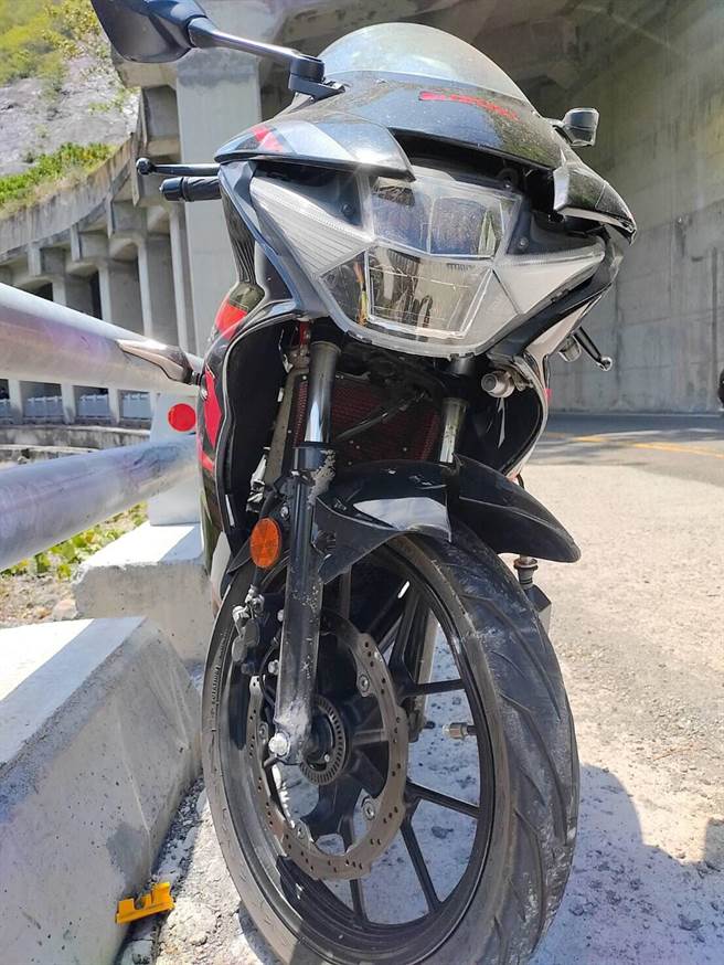 女骑士摔落山区边坡，警消即刻救援。(警方提供)