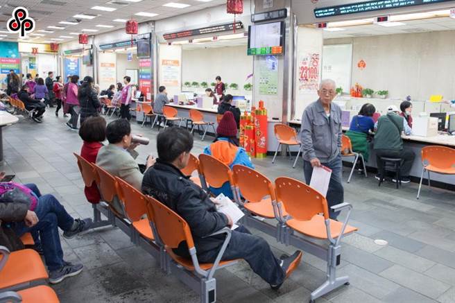 依勞保條例規定，當消費者物價指數（CPI）累計成長率5％時就會調整勞保年金給付。（報系資料照）