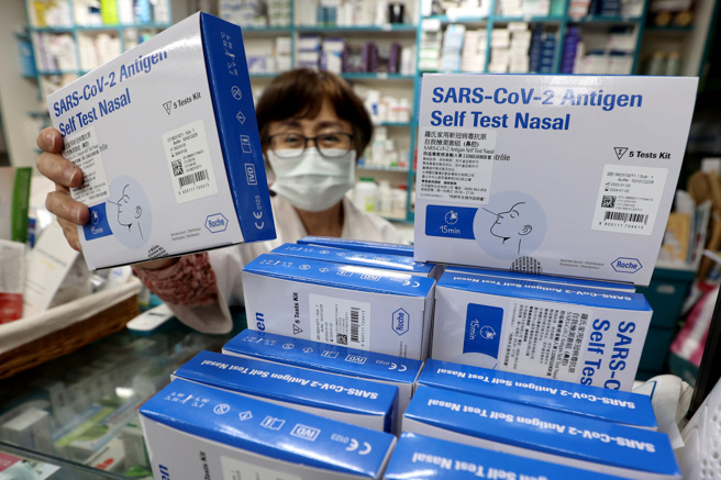 家用快筛试剂实名制明（28日）正式上路，每人可持1张健保卡或居留证购买1份家用快筛试剂，每份有5个试剂，共500元。（资料照／黄世麒摄）
