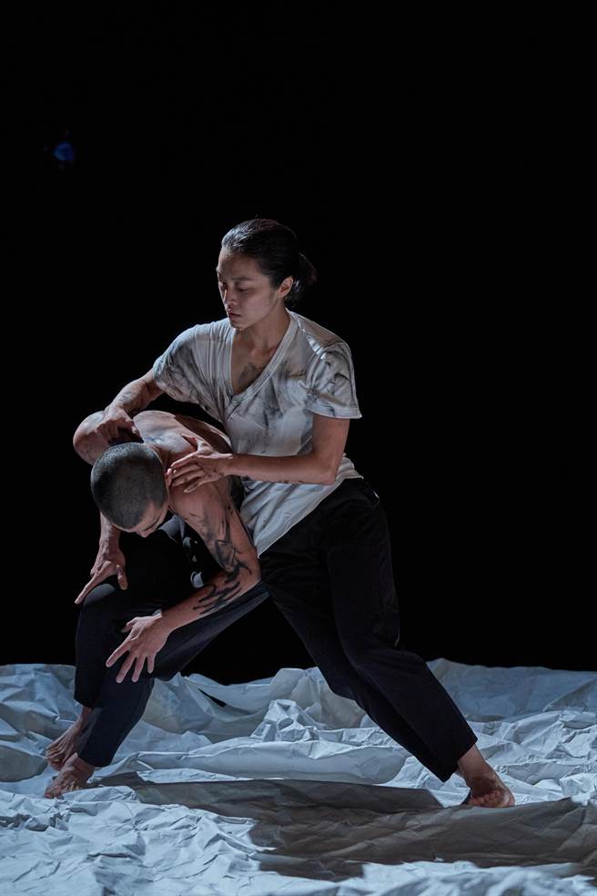 编舞新锐王宇光获奖舞作《捺撇》，谈论人与人关系变化，本周末在希腊埃莱夫西纳登场。（陈又维摄，微光制造提供）