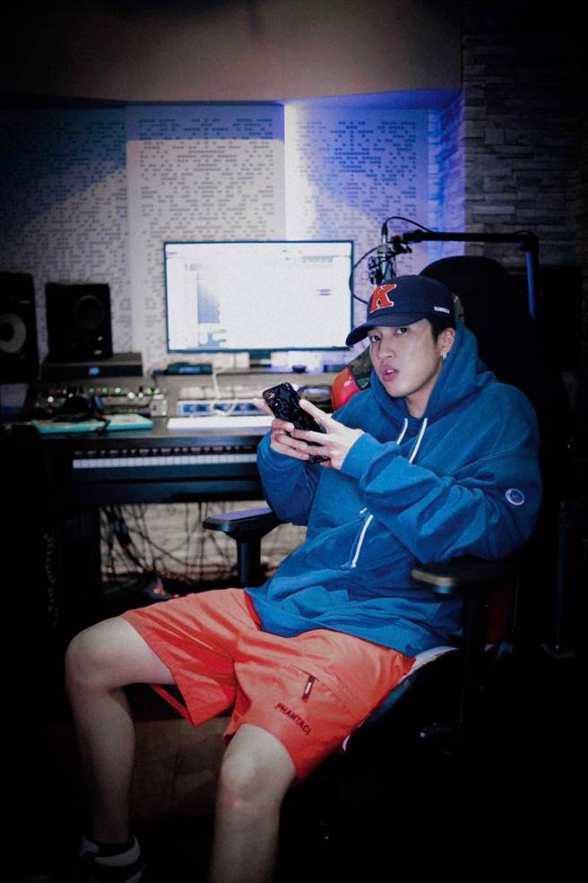 娄峻硕遇疫情工作不减反增，预告年底出辑。（想不到音乐工作室提供）