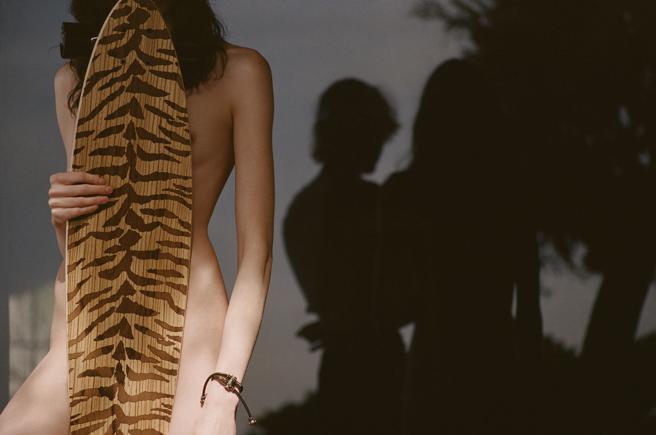 由Hervet Manufacturier攜手Saint Laurent打造的衝浪板，廣售網友討論。（Saint Laurent提供）