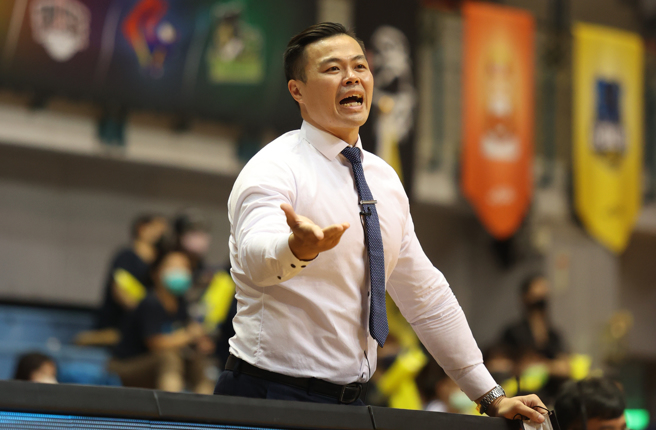 第19届SBL受新冠肺炎疫情影响赛季提前结束，以例行赛名次决定排名，台湾银行提前收下第19届SBL总冠军，总教练陈国维开心之余也有遗憾。（资料照／中华篮协提供）