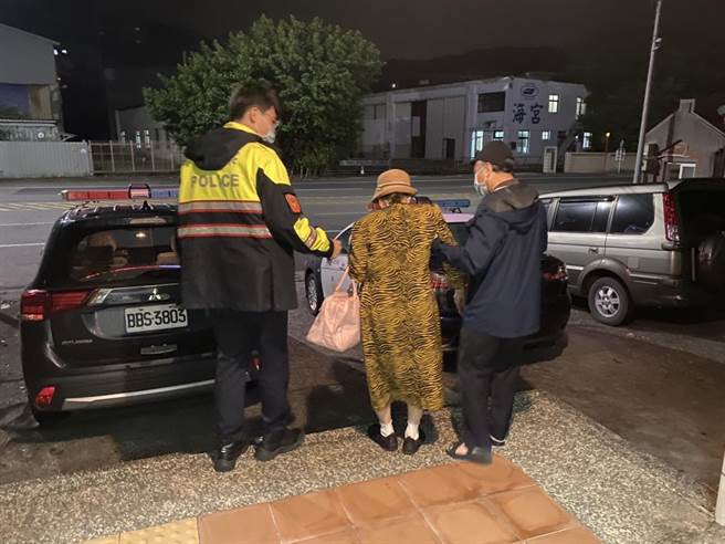 警方最后以巡逻车护送年迈的许妇及其儿子返家。（警方提供）
