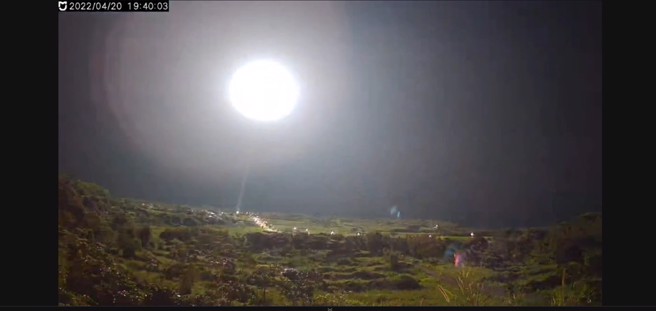 中科院4月20日晚在屏東九鵬和台東成功進行「無限高」實彈射擊。（翻攝畫面）
