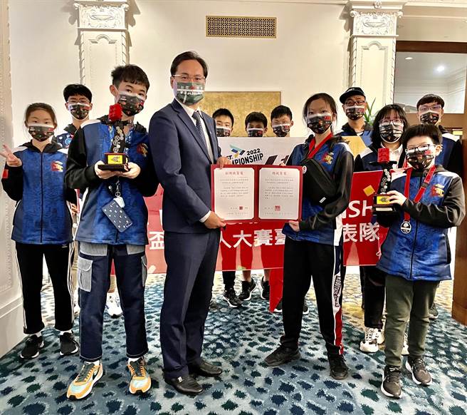 華盛頓中學國際部國三學生王庠濂（左7）與國一學生陳紹齊（左5），日前赴美國休士頓參加「2022 FIRST世界機器人冠軍賽」表現優異。（華盛頓中學提供）