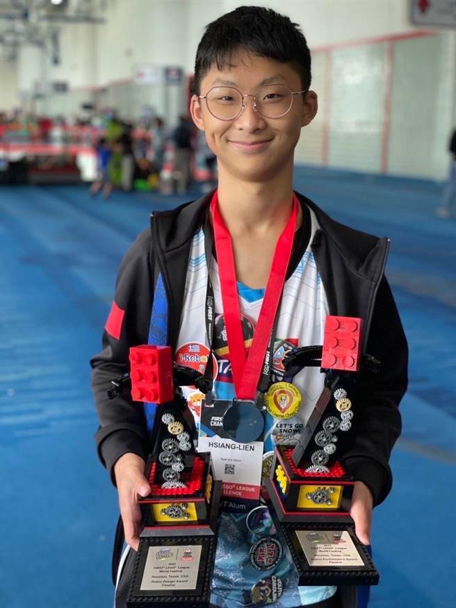 華盛頓中學國際部國三學生王庠濂日前赴美國休士頓參加「2022 FIRST世界機器人冠軍賽」為國爭光。（華盛頓中學提供）