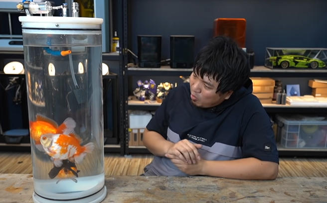 网友日前在路上发现有男子正在「遛金鱼」，拍下照片说「当你在外面遛鱼，玻璃如果破了怎么办？」其他网友则认出该男子其实就是知名Youtuber黄小洁。（翻摄自Youtube频道「黄小洁Jerry」）