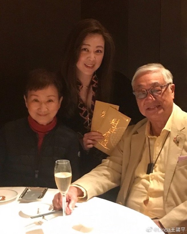 王馨平去年和舅舅曾江、舅妈焦姣聚餐。(图／取自微博)
