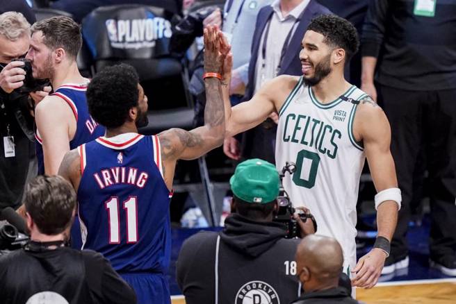 篮网厄文(左)赛后与塞尔提克塔图击掌。（美联社）