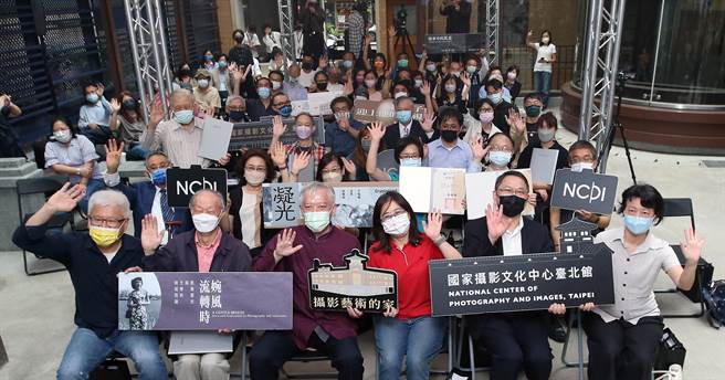 国家摄影文化中心台北馆一周年馆庆27日举行，国立台湾艺术大学教授姜丽华（前排右起）、文化部司长梁晋志、立委林奕华、国立台湾美术馆长梁永斐、摄影艺术家庄灵及摄影家蔡文祥与出席来宾合影留念。（范扬光摄）