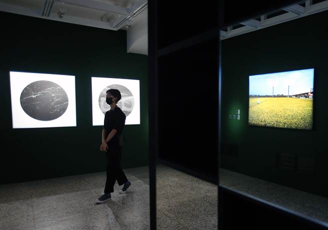 国家摄影文化中心是目前国内唯一的国家级摄影及影像艺术专门机构，经常吸引爱好视觉艺术的民眾前来参观。（范扬光摄）