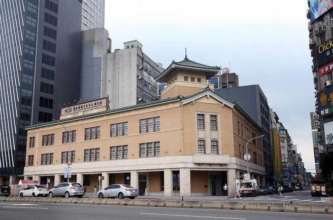 国家摄影文化中心台北馆前身为1937年落成的「大阪商船株式会社台北支店」，是第二次世界大战期间台湾最后一批钢筋混凝土建筑。（范扬光摄）
