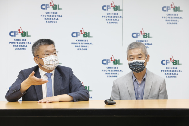 中职会长蔡其昌（左）与秘书长杨清珑。（中职提供）