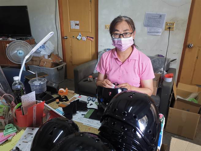 单亲妈黄雪真靠家庭代工微薄工钱养2女、1侄女及2孙侄。（刘秀芬摄）