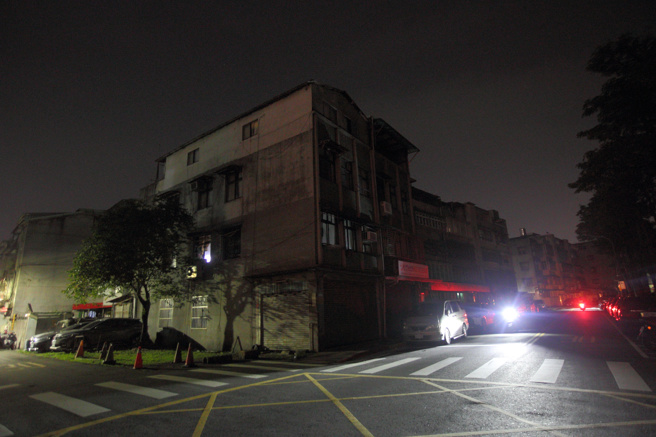 連日高溫加上居家隔離人數擴增，全台用電量隨之增加。圖為昨晚台北市南港區突然傳出停電，公寓住戶陷入一片黑暗。（張鎧乙攝）