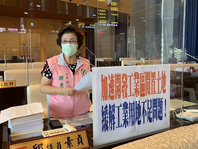 台中市议员邱素贞指出，台中市未登记工厂多达近万家，主要是土地问题无法解决，呼吁市府应多开发工业区土地。(林欣仪摄)