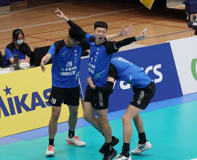 中原大学陈冠中（中）于110学年UVL公开男一级准决赛替补上场有所发挥，助队闯进冠军赛。（大专体总提供）