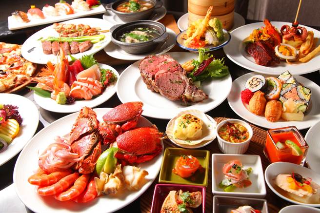 台中金典酒店栢丽厅推出「持餐券用餐，龙虾免费吃」活动。（台中金典酒店提供）