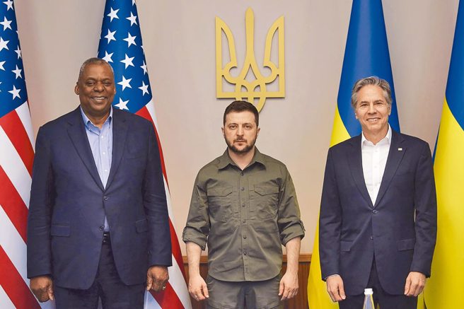 美国国务卿布林肯和国防部长奥斯汀4月24日访问乌克兰，在首都基辅与总统泽伦斯基会谈。（乌克兰总统府）