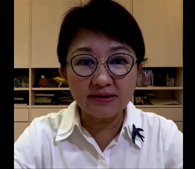 台中市长卢秀燕傍晚开始进行居家隔离，晚间8点左右在自家录制影片报平安。（翻摄画面／谢琼云台中传真）