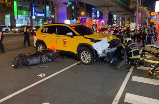台中市晚间发生两名19岁女子共乘机车，与计程车发生车祸，女骑士卡在计程车底。（记者爆料网）