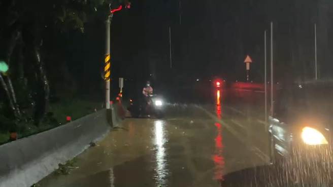 花东纵谷公路因强降雨积水。（民眾提供／蔡旻妤台东传真）