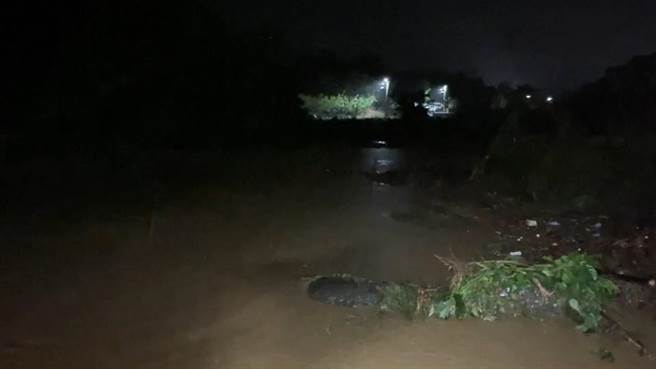 花东纵谷公路因强降雨积水。（民眾提供／蔡旻妤台东传真）