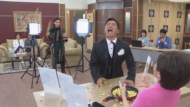 王彩樺把九天玄女哏帶進《黃金歲月》。（民視提供）