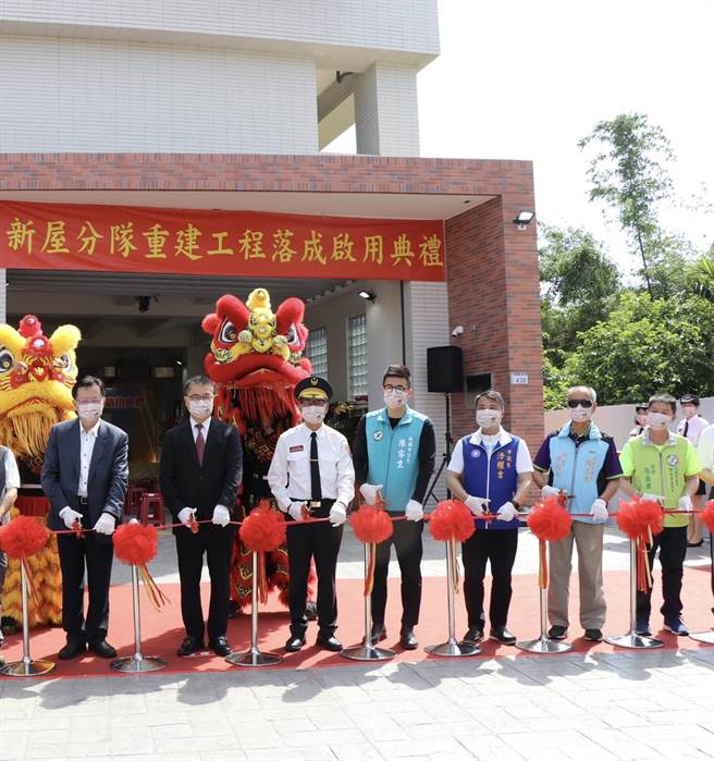 涂权吉（右3）昨参加新屋分队新楼启用剪彩，今晚在脸书宣布确诊。（蔡明亘摄）