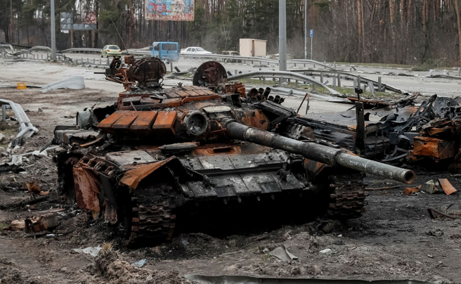 俄军被摧毁的坦克弃置乌克兰首都基辅路旁。（图/路透）