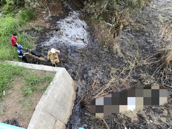 台南市一名72歲范姓老翁27日晚間6點多被發現臥倒在燒焦草堆中，手、腳疑似有燒灼傷。（讀者提供／張毓翎台南傳真）