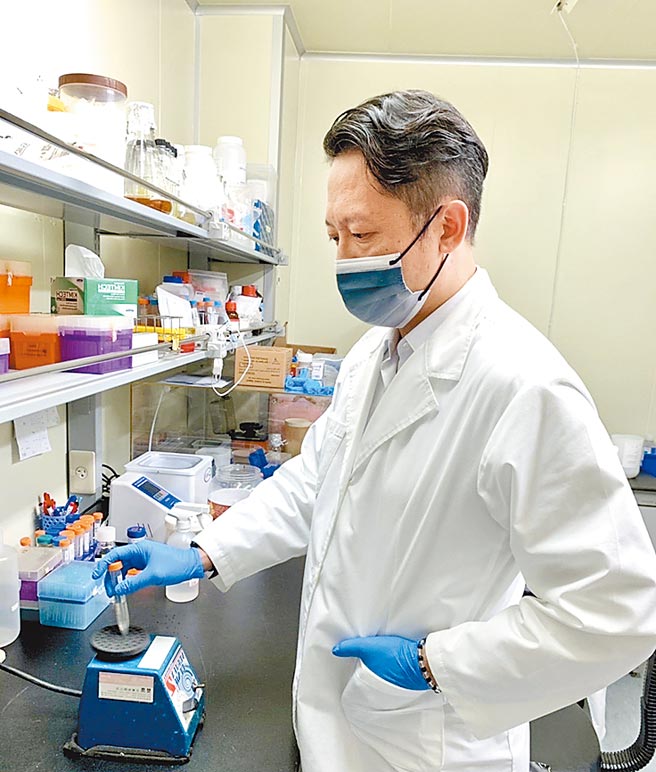 远东生技研发副总陈亦翔博士开发ApoX防毒霸体外喷剂，出门前返家后，在全身衣物喷上ApoX防毒霸，降低把病毒带回家的机率。图／业者提供