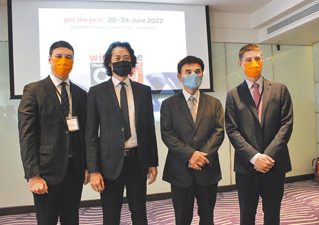 德国杜塞道夫商展公司在台代表开国公司专案经理Alexander Keim（左一）、Richard Keim（右一）、机械新刊社长黄立翰（左二）、金属工业研究发展中心技术总监黄金川（右二）共同出席。图／黄台中