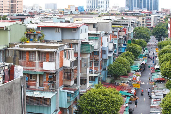 立法院昨天三读通过《建筑法》、《公寓大厦管理条例》、《消防法》等修正案，经认定有危险的公寓大厦，若限期内未成立管理委员会或推选管理负责人，违者每户最高可处20万元，得按次处罚。图为台北市南机场。（本报资料照片）